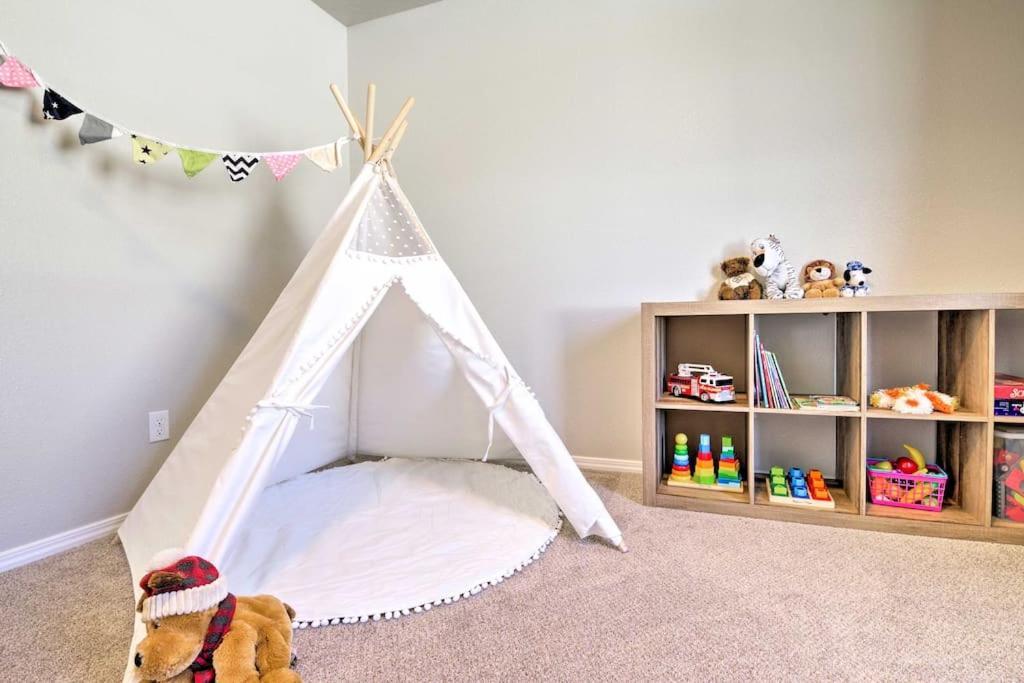 Family Friendly Playroom Garage Caldwell Luaran gambar